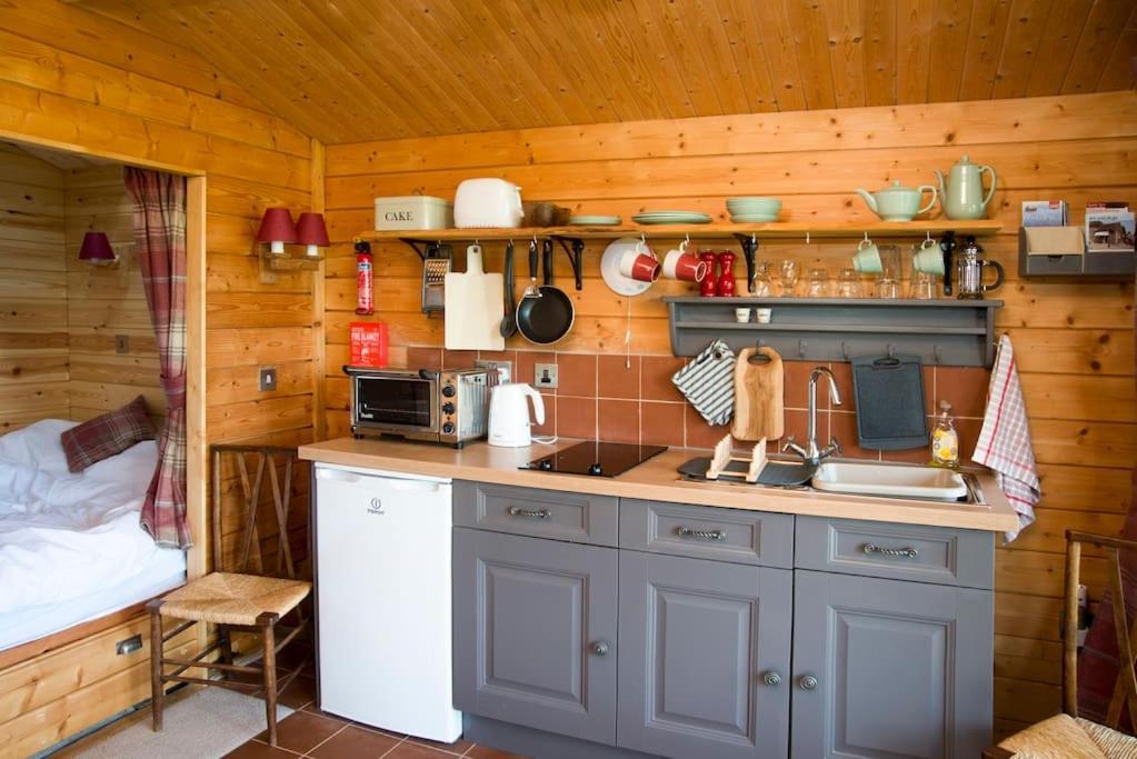 Cedarwood, An Intimate And Romantic For Two. Apartment