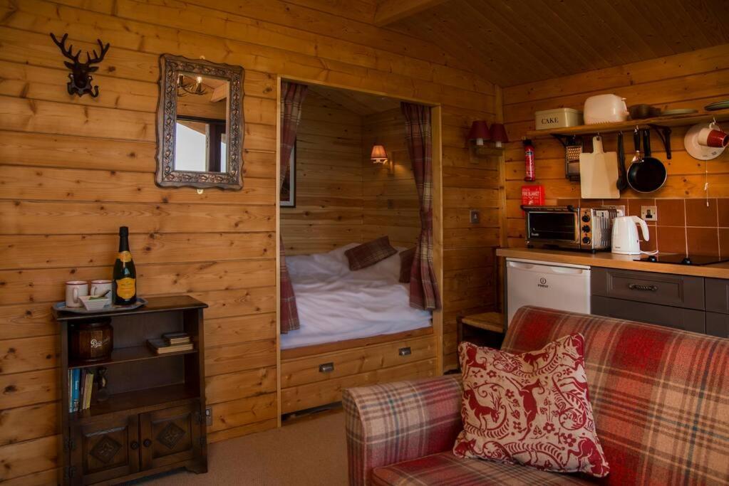 Cedarwood, An Intimate And Romantic For Two.